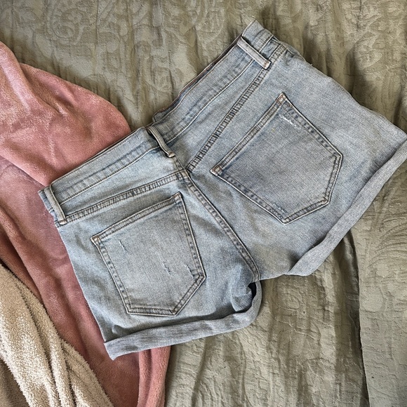 Gap 3” denim shorts - Picture 2 of 3